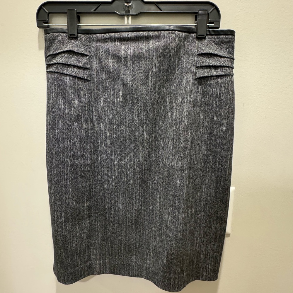 Grey herringbone with leather trim with inner lining and slit
Size 6